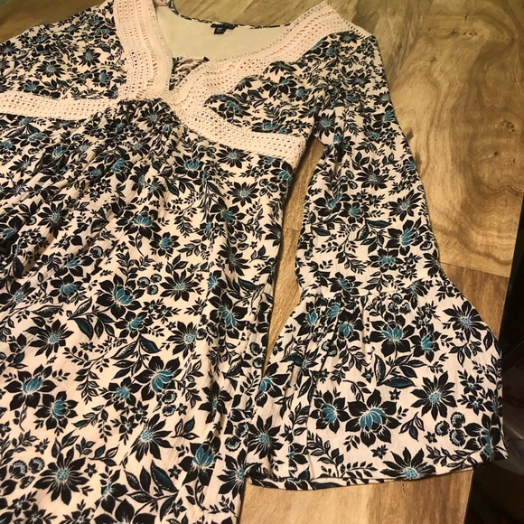 Torrid Cream Blue Floral Embroidered Flare Sleeve Dress 37” Long Womens Size 00 - Picture 2 of 10